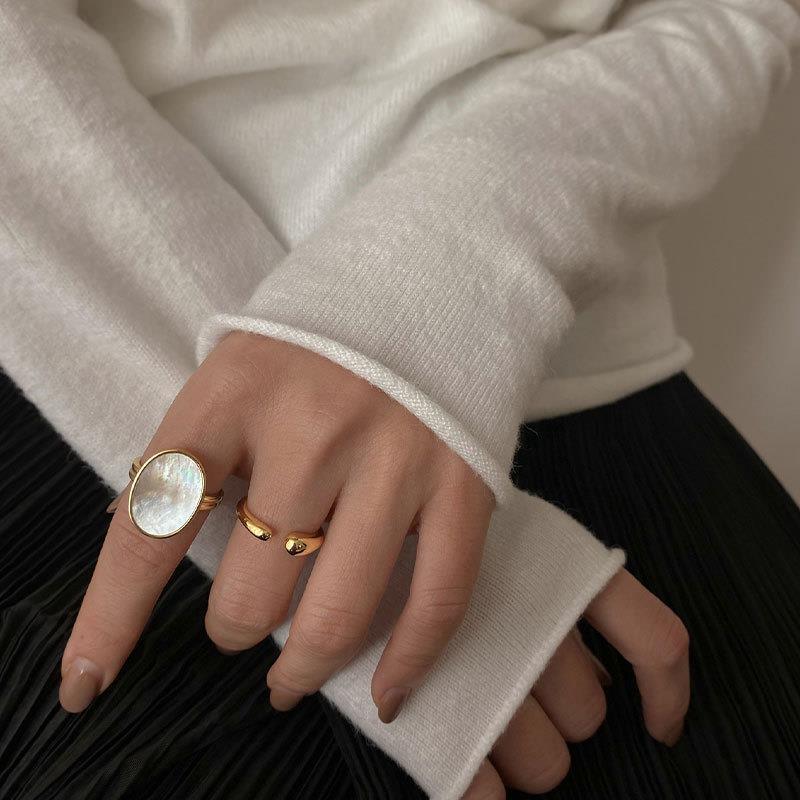 Anillo llamativo de plata contemporáneo