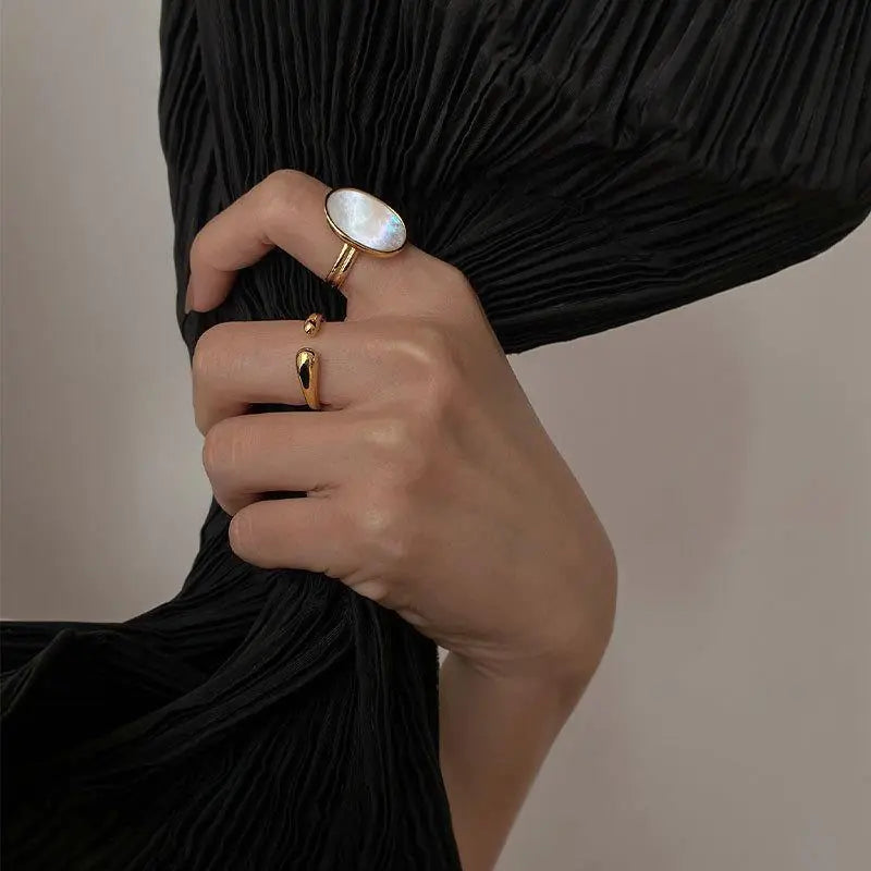 Anillo llamativo de plata contemporáneo