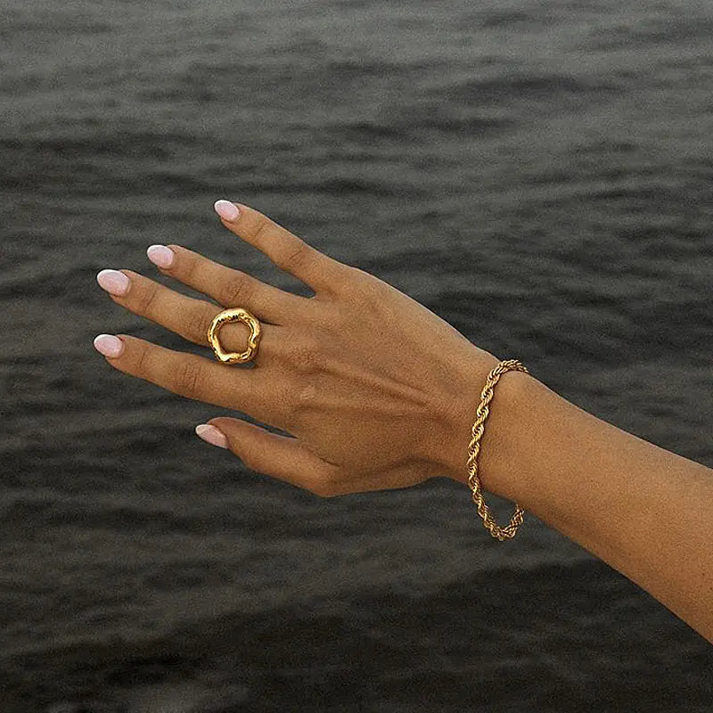 Anillo Femenino de Flor de Lava Dorada