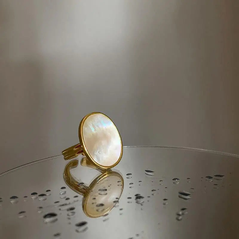 Anillo llamativo de plata contemporáneo