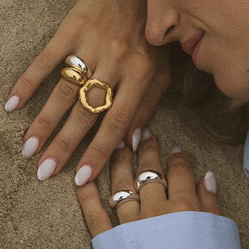 Anillo Femenino de Flor de Lava Dorada