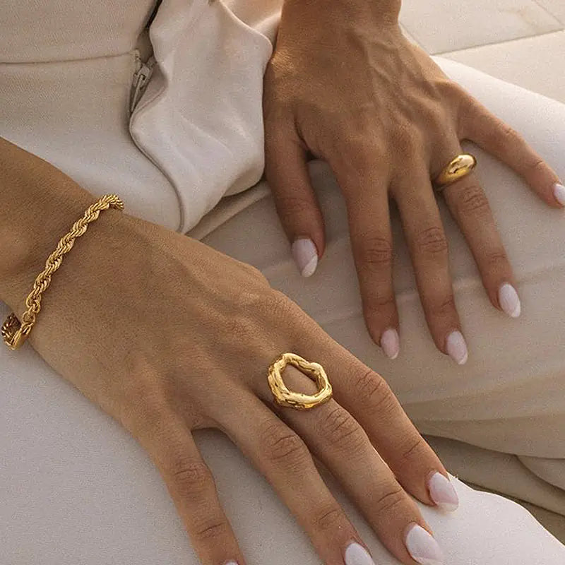 Anillo Femenino de Flor de Lava Dorada